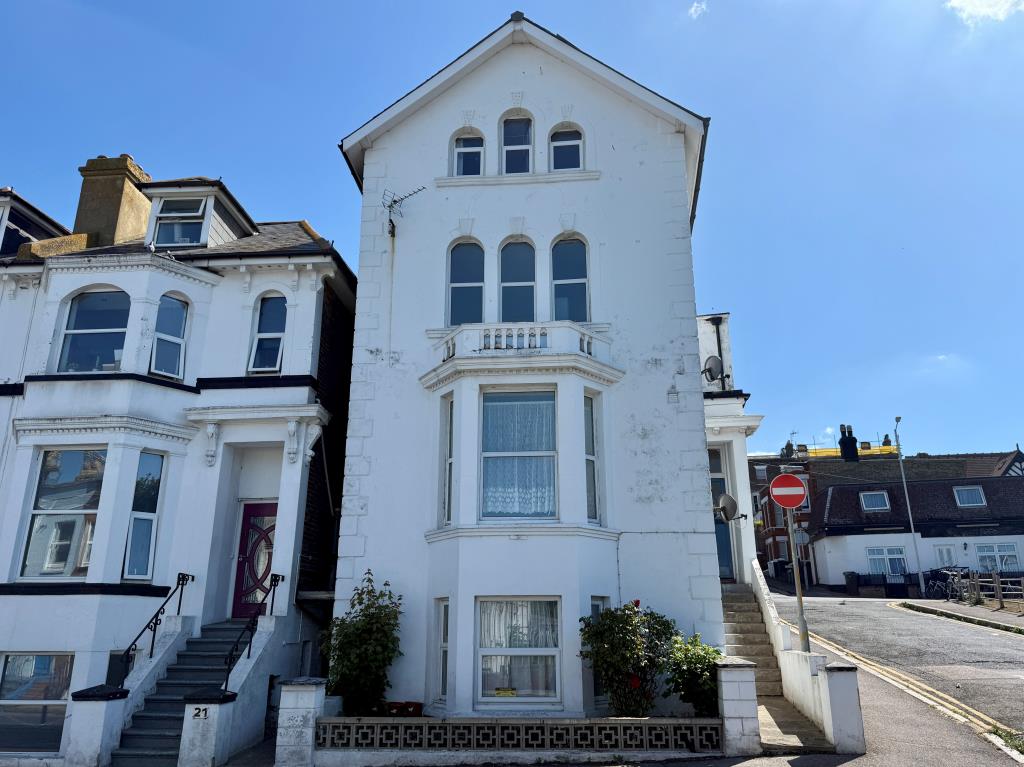 Lot: 140 - FLAT FOR IMPROVEMENT - Block of flats